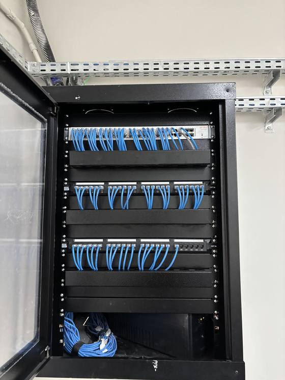 Rack aberto durante a instalação