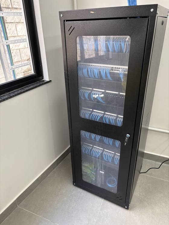 Rack fechado com porta de vidro